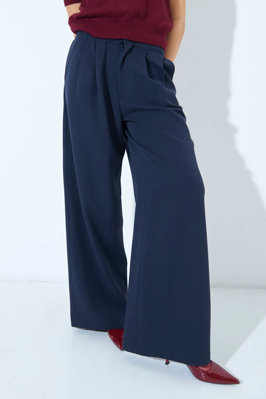 Wide-leg pleated trousers wholesale