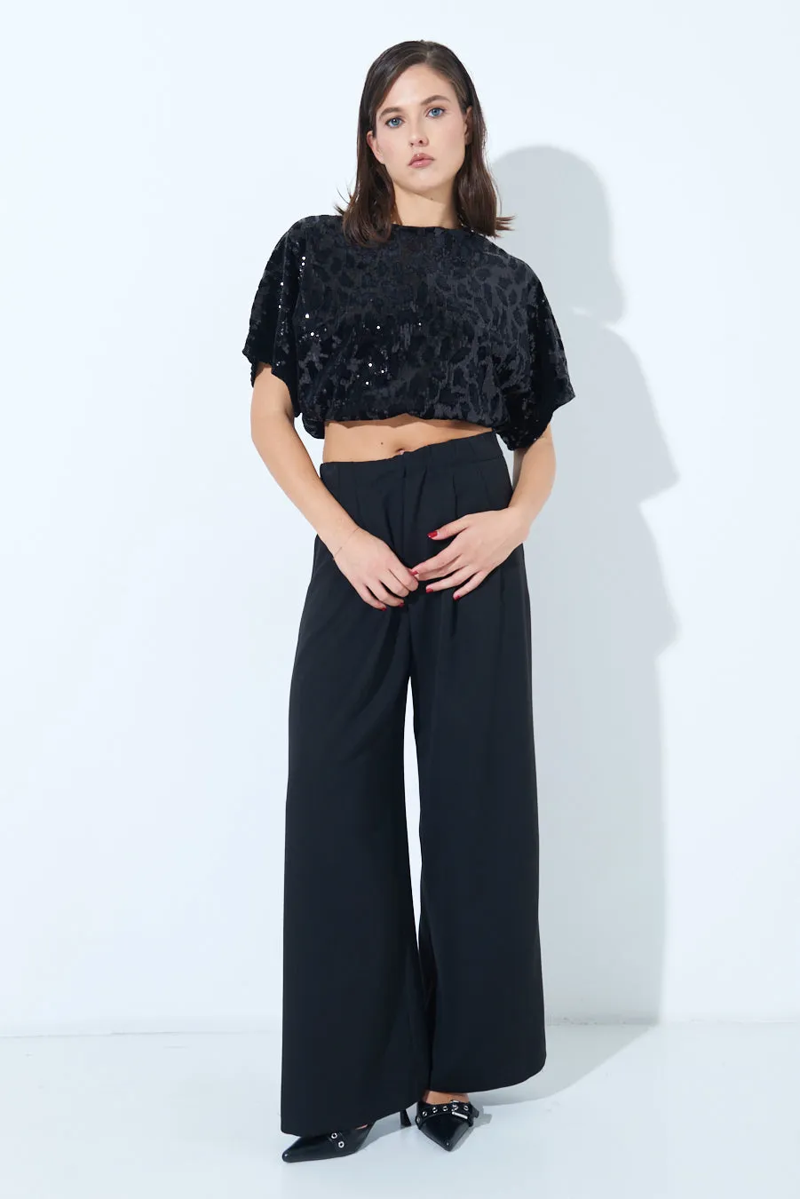 Wide-leg pleated trousers wholesale