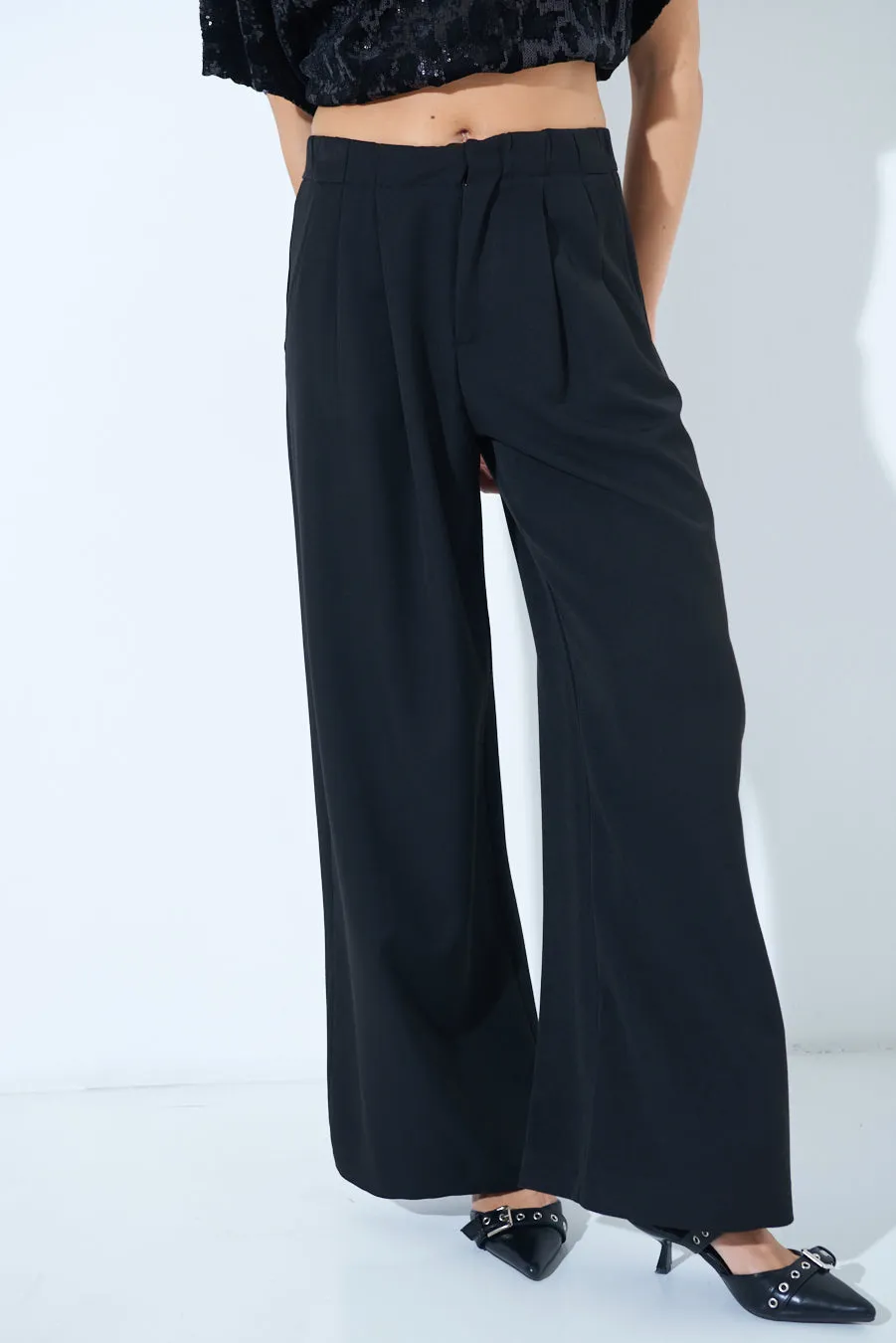 Wide-leg pleated trousers wholesale