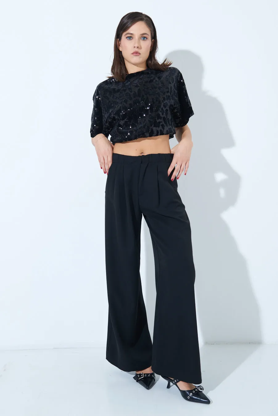 Wide-leg pleated trousers wholesale