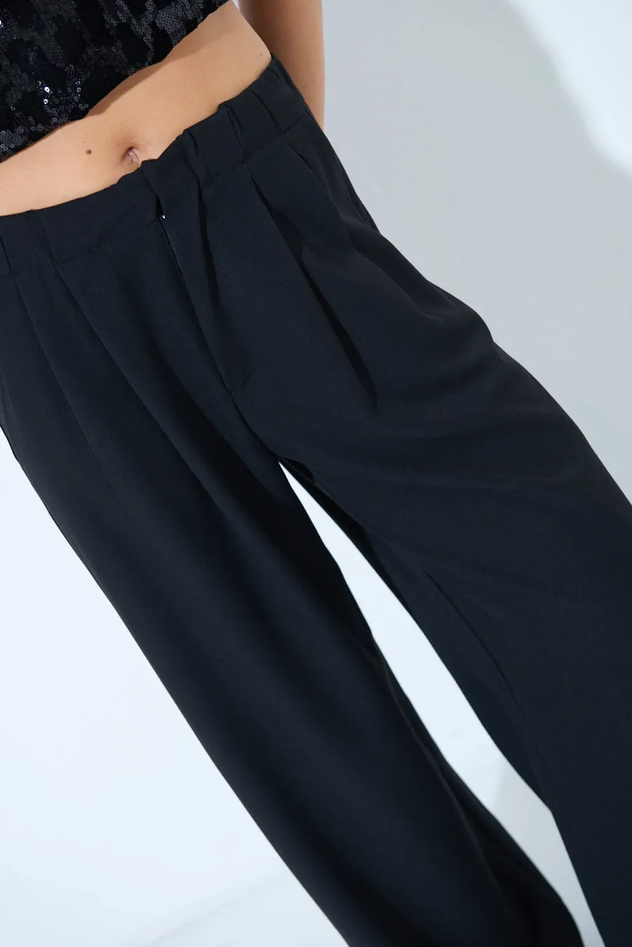 Wide-leg pleated trousers wholesale