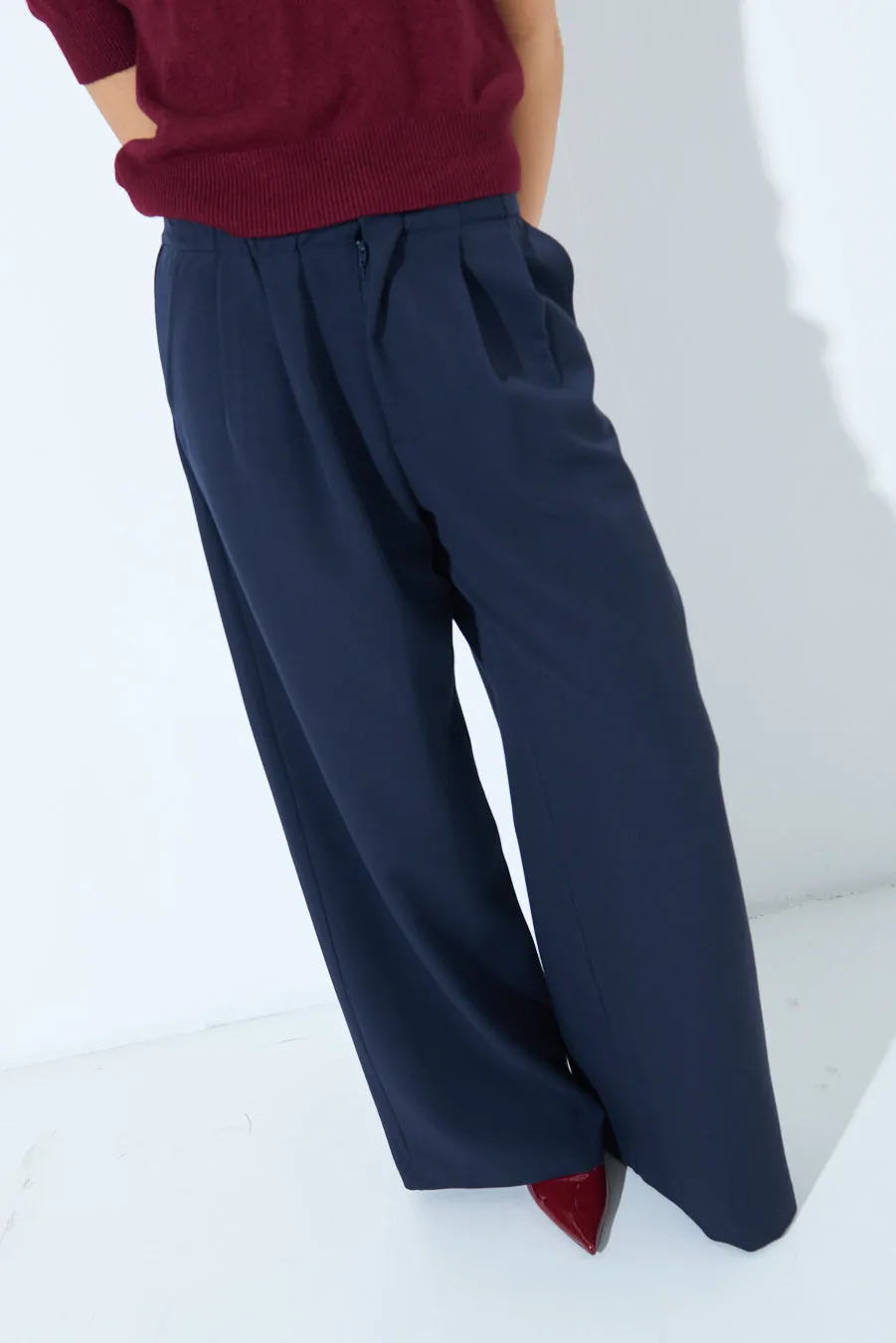 Wide-leg pleated trousers wholesale